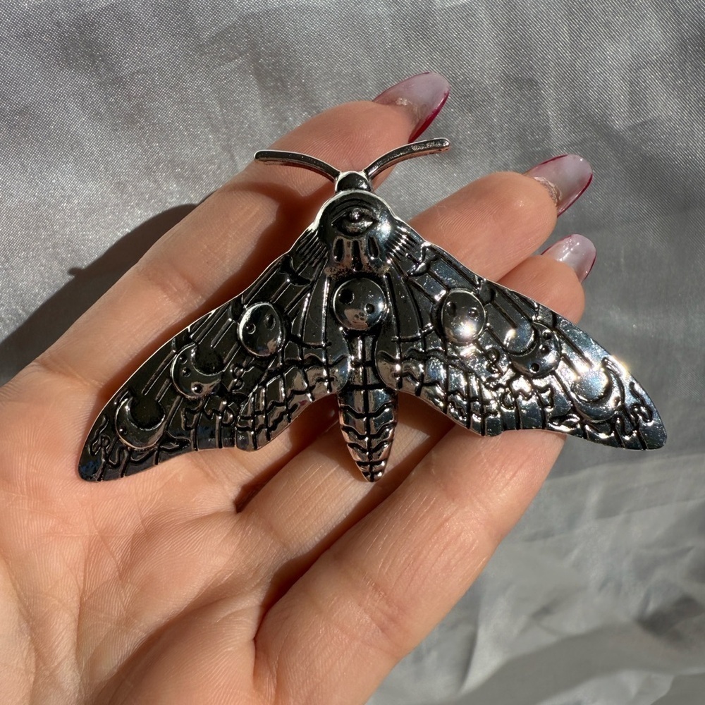 Vintage Moth Hair Clip – Gothic Silver Hair Accessory, Retro Barrette for Women - Picture 5 of 6